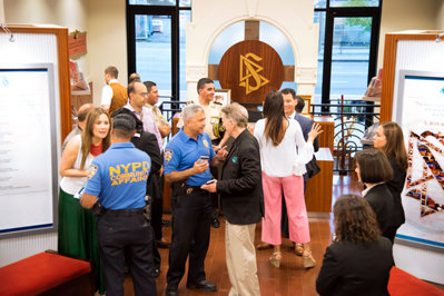 Η Αστυνομία της Νέας Υόρκης και κοινοτικοί ηγέτες περιηγούνται στην Εκκλησία της Σαηεντολογίας του Χάρλεμ