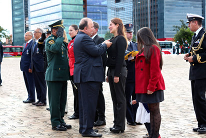 Η Sandra Poveda λαμβάνει ένα εθνικό μετάλλιο από το Υπουργείο Άμυνας της Κολομβίας.